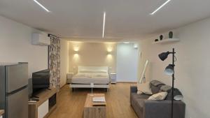 a living room with a bed and a couch at Tiny House in Quarto dʼAltino