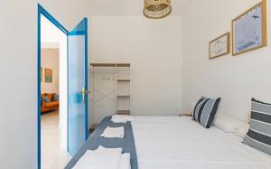 a bedroom with a bed with a blue door at Casa Marina - Desayuno y parking incluidos in Portman
