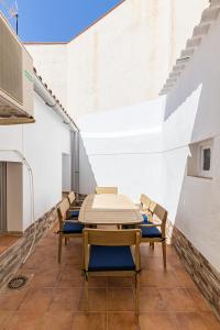 a table and chairs sitting on top of a building at Casa Marina - Desayuno y parking incluidos in Portman
