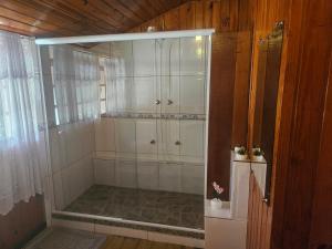 a shower with a glass door in a room at Pousada Bem Te Vi Lumiar in Lumiar +70 photos