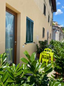 a house with a yellow door and some green plants at Riposati e Riparti in San Piero a Sieve
