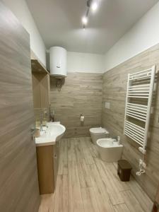 a bathroom with a sink and a toilet at Riposati e Riparti in San Piero a Sieve