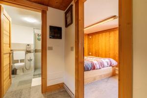 ein Schlafzimmer mit Bett, Dusche und Toilette in der Unterkunft Lo Mayen in Auri Grande + 24 Fotos