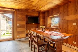 ein Esszimmer mit einem Holztisch und Stühlen in der Unterkunft Lo Mayen in Auri Grande