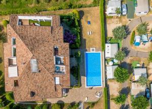an overhead view of a house with a swimming pool at Bardolino Blue in Bardolino