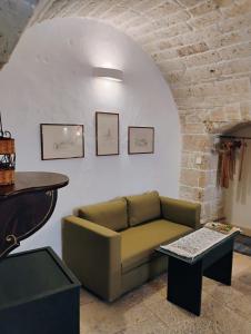 ein Wohnzimmer mit Sofa und Tisch in der Unterkunft alaséu in Bitonto