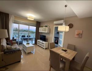 a living room with a table and a dining room at Costa Azahar - En Primera Línea in El Borseral