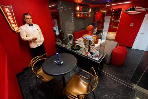 a man standing in a room with a table and a mirror at Motel Venus Madrid Norte in Meco +71 photos