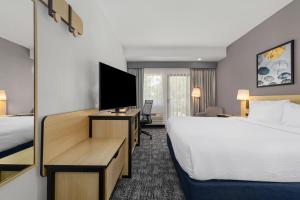 a hotel room with a large bed and a tv at City Express by Marriott Mountain View - Sunnyvale in Mountain View