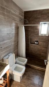 a bathroom with a toilet and a sink at Travel Suites Ezeiza- 5 pax- Centro Eze- Shoppings a 8 min in Ezeiza +27 photos