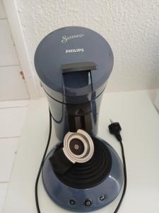 Ein blauer Mixer steht auf einer Küchentheke. in der Unterkunft Claudia STUDIO in Basse-Terre + 25 Fotos