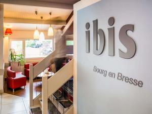 a lobby with a sign for the bouncing an breeze at ibis Bourg en Bresse in Bourg-en-Bresse