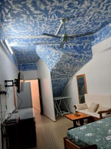 ein Zimmer mit einer Decke mit Deckenventilator in der Unterkunft Claudia STUDIO in Basse-Terre