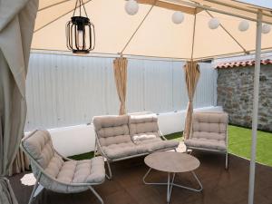 two chairs and a table in a tent at Casa da Rabita in Capinha