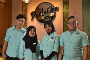 Členové personálu v ubytování Pantai Inn Kota Kinabalu