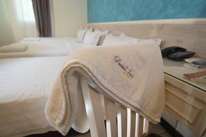 Postel nebo postele na pokoji v ubytování Pantai Inn Kota Kinabalu