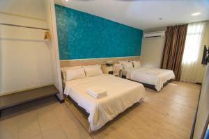 Postel nebo postele na pokoji v ubytování Pantai Inn Kota Kinabalu