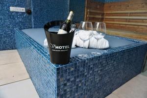 a bottle of wine and two wine glasses on a table at Motel Venus Madrid Norte in Meco
