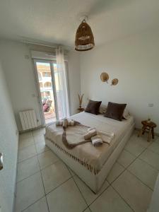 a bedroom with a large bed in a room at Appartement frejus in Fréjus