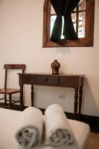 a room with a table with three folded towels at Japi - Encuentros in Granada