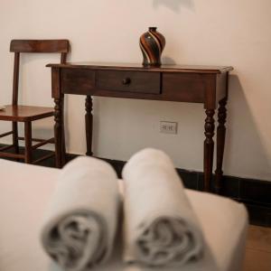 a side table with a table with towels on a couch at Japi - Encuentros in Granada