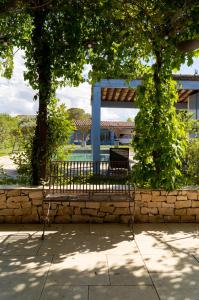 a park bench sitting under a gazebo at Ô Dentelles in Vacqueyras