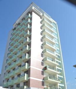 un edificio con balcones en Hotel Sea Uttara, en Cox's Bazar