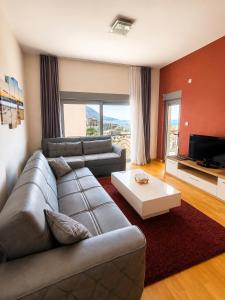 a living room with a couch and a coffee table at SeaSideApartamn in Boreti