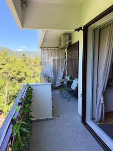 ein Balkon eines Hauses mit einem Tisch und Stühlen in der Unterkunft Skye collection in Tripolis