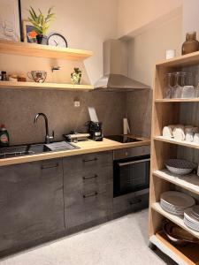 eine Küche mit Spüle und Herd in der Unterkunft Skye collection in Tripolis + 28 Fotos
