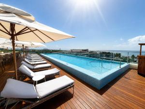 Majoituspaikassa The Reef 28 Hotel & Spa - Luxury Adults Only - All Suites - With Optional All Inclusive tai sen lähellä sijaitseva uima-allas