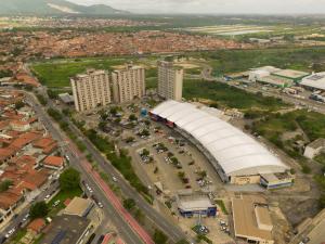 an overhead view of a parking lot with a building at Golden Tower Maracanaú by Fênix Hotéis in Maracanaú