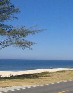 a view of the beach from the side of a road at Pousada Tia Lucia in Saquarema
