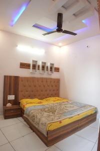 a bedroom with a bed and a ceiling fan at Hotel Hari Sarovar in Kurukshetra