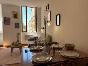 a dining room with a table with wine glasses at L'Orelia - confortable T2 hyper centre in Montélimar