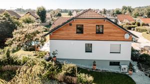 an aerial view of a white house with a wooden roof at Komfortable Familienwohnung in Moosham