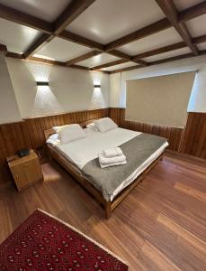 a bedroom with a bed with two towels on it at Mon Refuge 120 in Bcharré