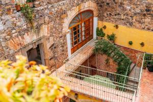 an old brick building with a window and a balcony at Hotel Boutique Morada De Paz in Real de Catorce