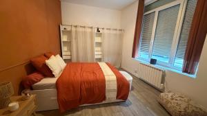 a small bedroom with a bed and a window at La bulle dunkerquoise in Coudekerque-Branche