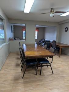 a conference room with a wooden table and chairs at Maison de chambres - Édifice Le SAGE in Shawinigan