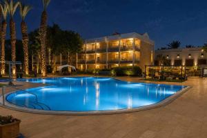 a large blue swimming pool in front of a building at Barak Royal suites VIP 46 - חמש דקות מהים ומהטיילת in Eilat