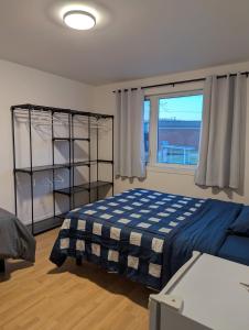 a bedroom with a bed and a window at Maison de chambres - Édifice Le SAGE in Shawinigan