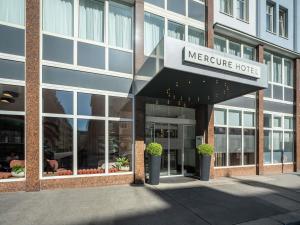 a store front of a mercure hotel at Hotel Mercure Wien City in Vienna