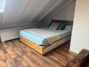a bed in a room with a wooden floor at Loft Adrimar in Santoña