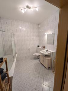 a bathroom with a tub and a sink and a toilet at Marktblick in Radeburg