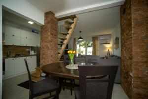 a kitchen and dining room with a table and chairs at Vikendica Mir Čortanovci in Čortanovci