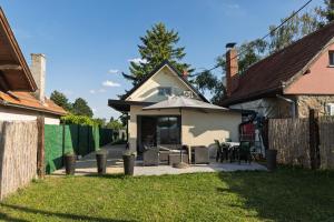 a patio with a table and an umbrella at Vikendica Mir Čortanovci in Čortanovci