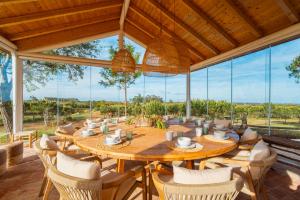 a large dining room with a table and chairs at Cerca do Sul in Brejao