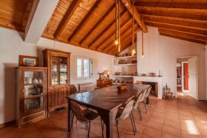 a large kitchen with a wooden table and chairs at Cerca do Sul in Brejao