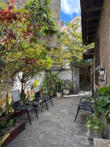 a group of chairs sitting in a courtyard at Quartos Confortáveis em Belo Horizonte in Belo Horizonte